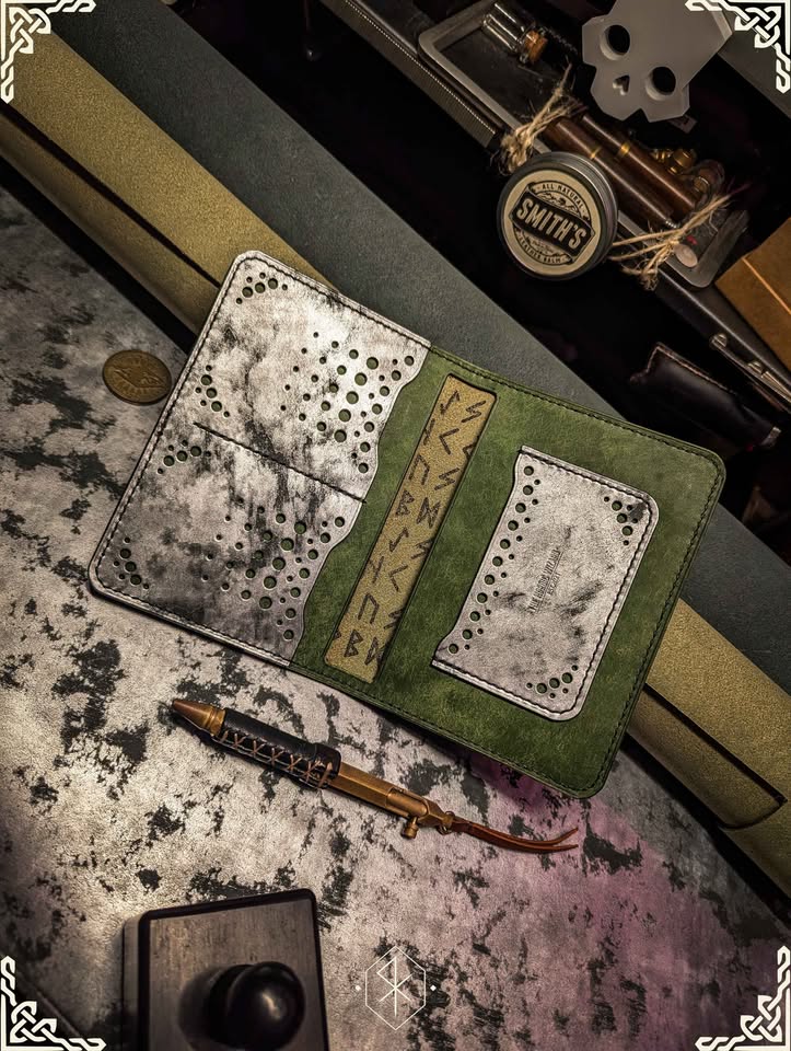 Wayfarer Saga Relic in Emerald & Silver